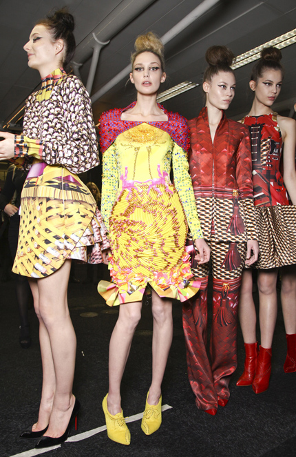 Katrantzou fsh F12 014 På Mary Katrantzous visning hade alla modellerna håret i en bulle.
