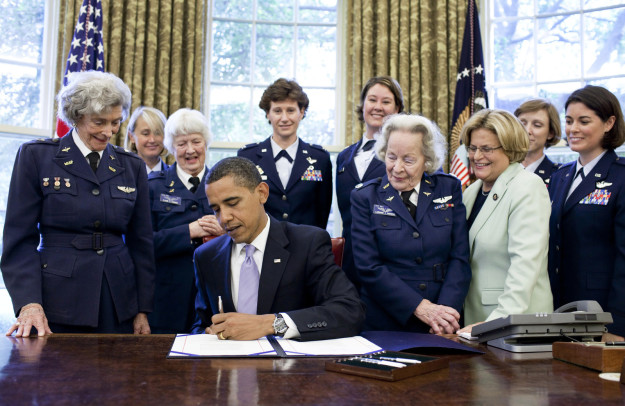 Foto från 2009 när President Obama skriver under att tilldela WASPs (Women Airforce Service Pilots) från andra världskriget "the Congressional Gold Medal" i Vita Huset. Foto: Pete Souza/Vita Huset