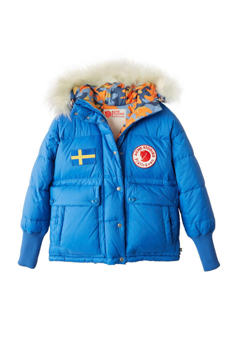Blå dunjacka från Acne Studios x Fjällräven.