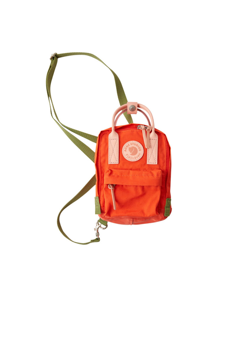 Liten Kånken i orange från Acne Studios x Fjällräven.