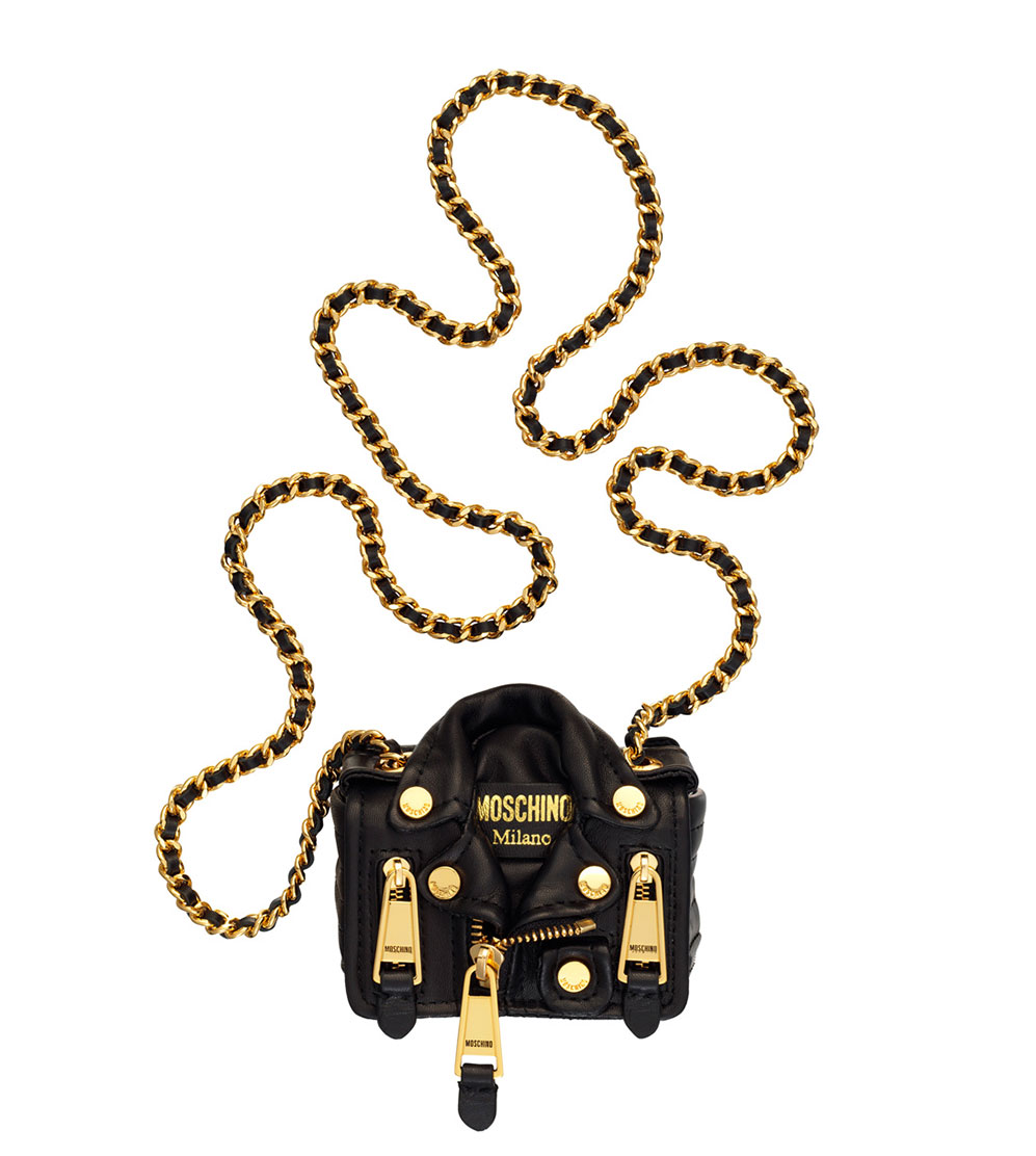 Liten svart väska som ser ut som en skinnjacka. H&M x Moschino