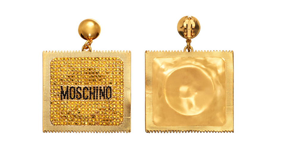 Guldiga örhängen formade som kondomförpackningar H&M x Moschino