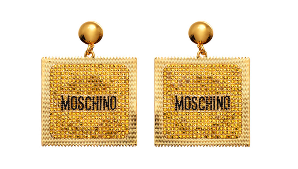 Örhängen i guld formade som kondomförpackningar från H&M x Moschino 2018