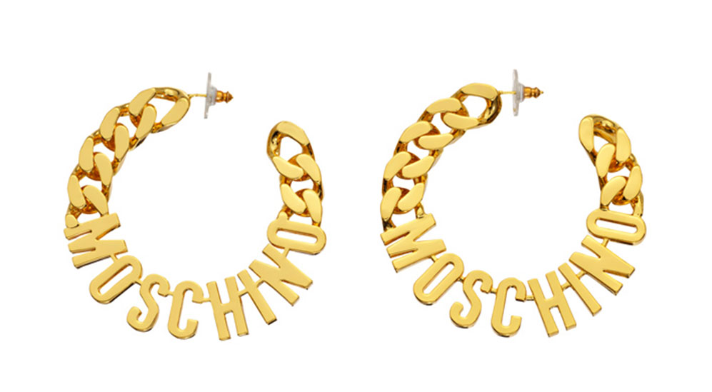 Örhängen i guld med texten Moschino från H&M x Moschino