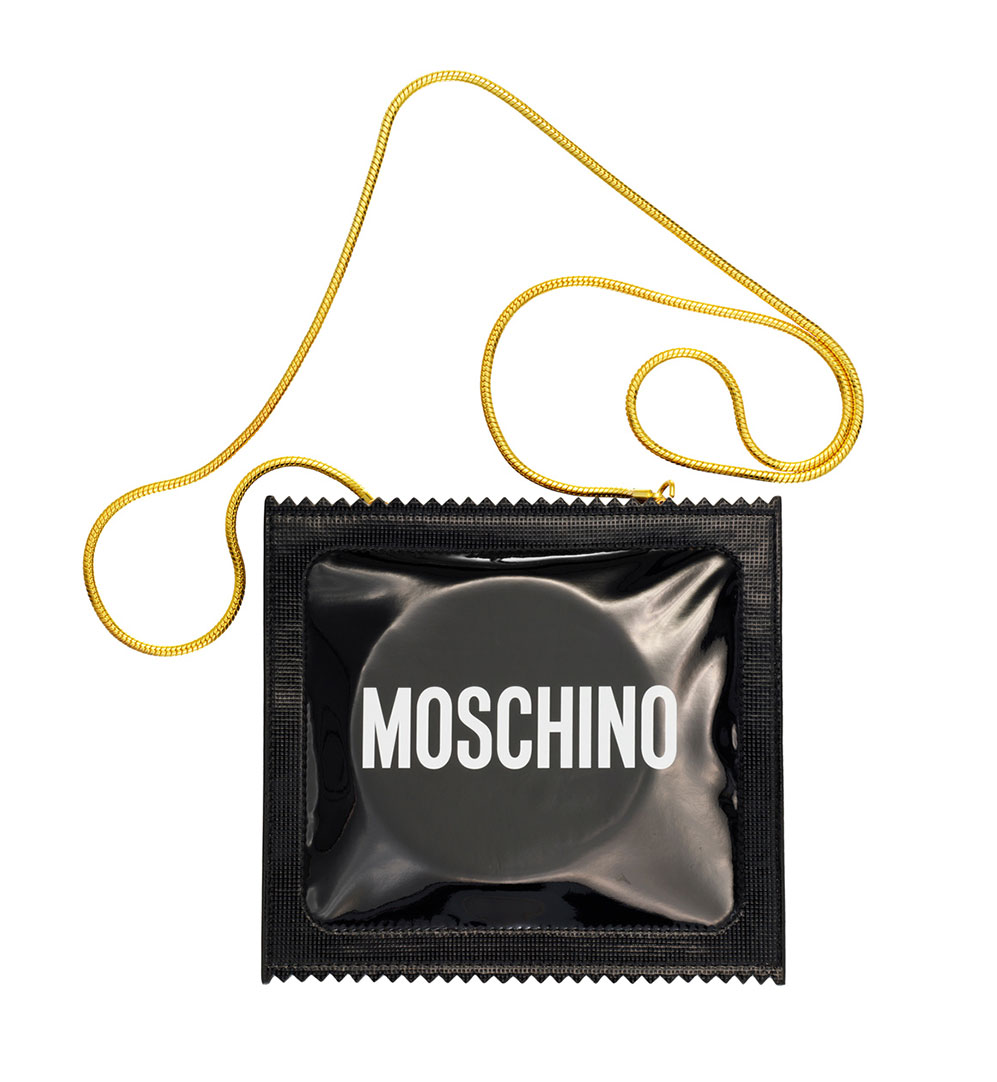 Väska formad som kondomförpackning H&M x Moschino