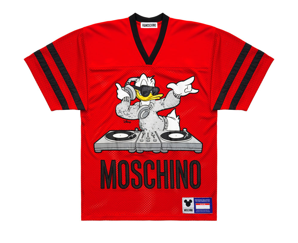 Röd sportig tröja med Kalle Anka Moschino x H&M