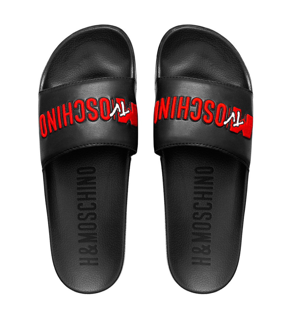 Svarta tofflor med röd text Moschino x H&M