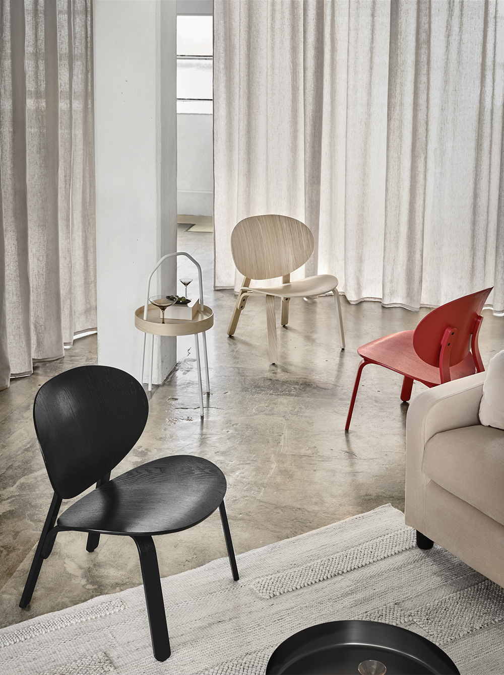 Sedia ikea congelata in rosso, nero e legno.