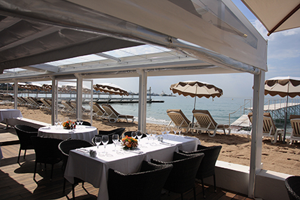 Danyel Couet skapar menyer i Cannes.