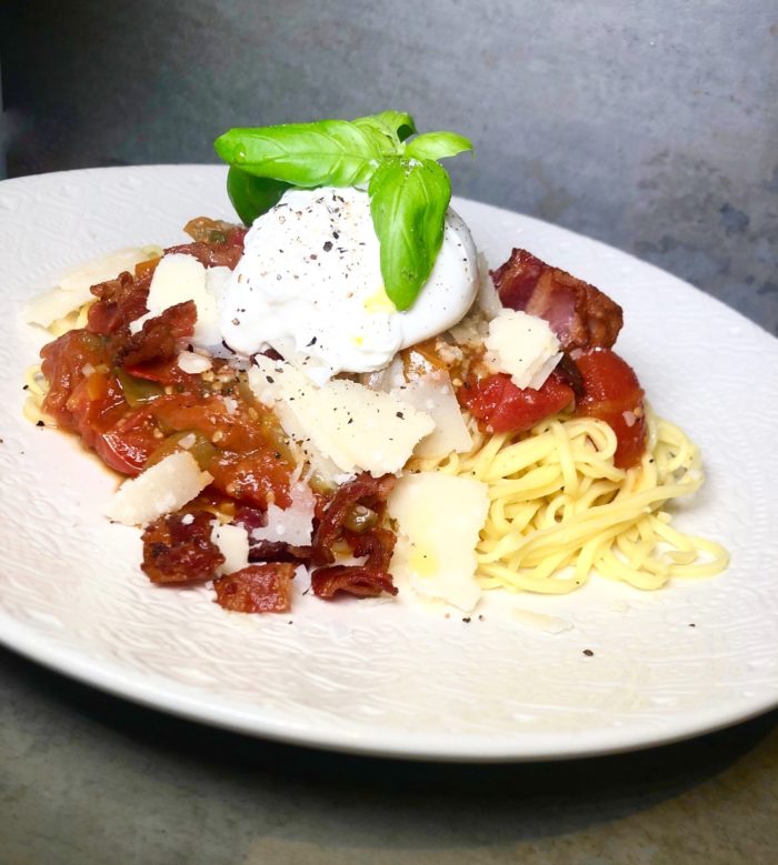 Pasta Med Tomatsås Och Burrata