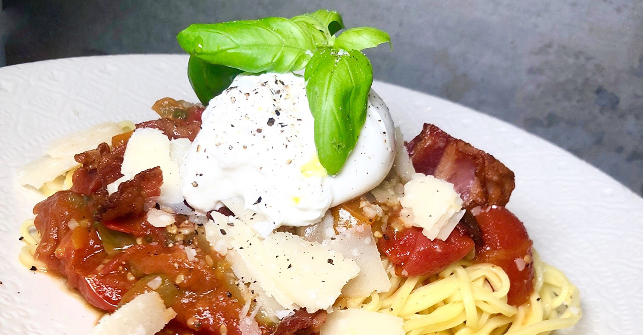 Pasta Med Tomatsås Och Burrata