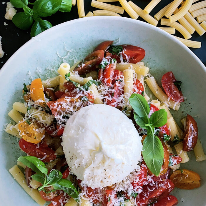 Pasta Med Tomatsås Och Burrata